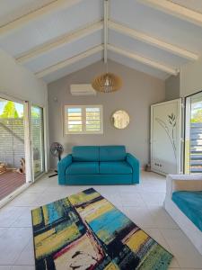 Kanel' Kaz - Jacuzzi & Vue mer في كابستر-بيل-أو: غرفة معيشة مع أريكة زرقاء وسجادة +27 صورة