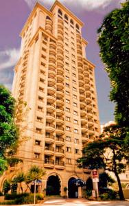 ein großes Gebäude mit einem großen Turm in der Unterkunft Hotel Signature Clarion BLUE - Luxury Veranda Edition - by PluXstay in São Paulo