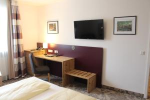 TV a/nebo společenská místnost v ubytování Hotel Häußler