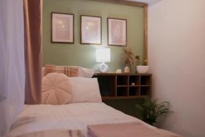 Postel nebo postele na pokoji v ubytování Árnyaskert Vendégház