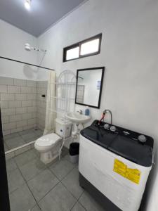 Koupelna v ubytování Pelíkano Uvita + 69 fotografií