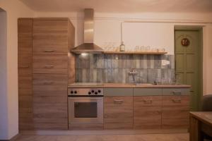 Kuchyň nebo kuchyňský kout v ubytování Árnyaskert Vendégház