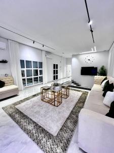 Зона вітальні в لالونا شاليه