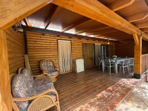 eine Veranda mit Tisch und Stühlen in einer Hütte in der Unterkunft Casa Rural Los Peralejos Piscina Privada en Cazorla in Cazorla