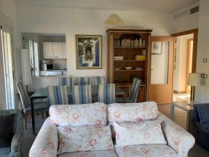 uma sala de estar com um sofá e uma mesa em Casa Rural Nacimiento del Hueznar - Tomillo 17 em San Nicolás del Puerto