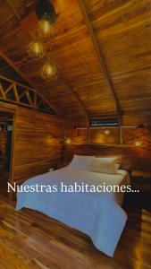 um quarto com uma cama num tecto de madeira em Refugio la Arboleda em São Rafael