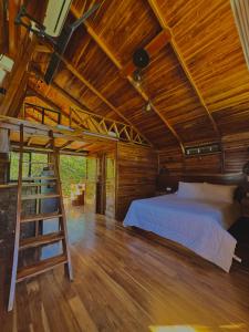 um quarto com uma cama e uma escada num quarto em Refugio la Arboleda em São Rafael