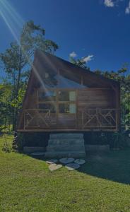 uma grande casa de madeira com escadas na grama em Refugio la Arboleda em São Rafael mais 17 fotografias
