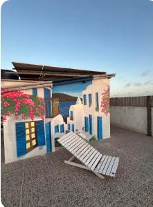 a white bench sitting in front of a house at Apartamento da Kenia in Canoa Quebrada