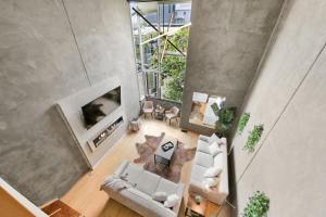 Una televisión o centro de entretenimiento en New York Style Penthouse in the heart of the city