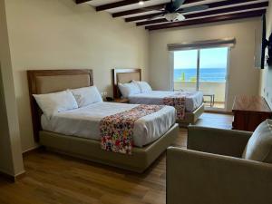 Postel nebo postele na pokoji v ubytování Dmytri's Original La Fonda Restaurant & Hotel