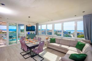 Et tv og/eller underholdning på Apartman Palma and Luxury Penthouse for a family with swiming pool,parking,terrace,panoramic view at the sea,Podstrana