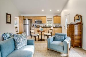 Fruitlandにある2 Mi to Dtwn! Waterfront Gem on Wicomico Riverのソファと椅子、キッチンのあるリビングルーム