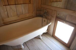 una bañera en un baño con ventana en Cadaqués Wonderful views central and calm tree house, en Cadaqués