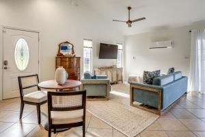 Fruitlandにある2 Mi to Dtwn! Waterfront Gem on Wicomico Riverのリビングルーム(青い家具、テーブル付)