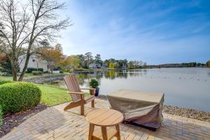 Fruitlandにある2 Mi to Dtwn! Waterfront Gem on Wicomico Riverのパティオ(テーブル、椅子2脚、湖付)