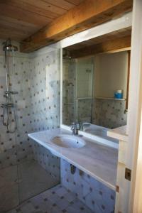 un baño con lavabo y ducha en Cadaqués Wonderful views central and calm tree house, en Cadaqués