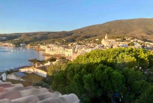 una vista de una ciudad junto a un cuerpo de agua en Cadaqués Wonderful views central and calm tree house, en Cadaqués