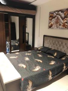 Ένα ή περισσότερα κρεβάτια σε δωμάτιο στο Roche -Marine -Bougie