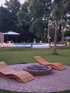 due sedie a sdraio e un braciere in un parco di Los horneros a General Rodríguez Altre 18 foto