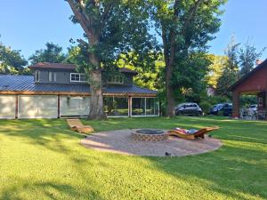 un cortile con un focolare e una casa di Los horneros a General Rodríguez
