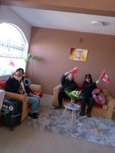 un gruppo di persone seduti in un soggiorno di kuntur inn hotel a Puno