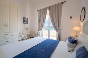 a bedroom with a bed with a view of the ocean at Holiday Home Fiola in Zubovići