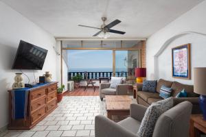 Μια τηλεόραση ή/και κέντρο ψυχαγωγίας στο 2BR Oceanside Resort Condo Pool & Private Beach