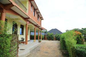 un edificio con un passaggio pedonale di fronte di Little Flowers Motel a Fort Portal