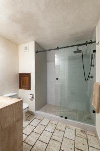 Ένα μπάνιο στο 2BR Oceanside Resort Condo Pool & Private Beach