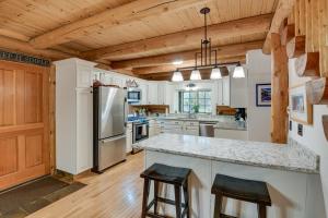 Kuchyň nebo kuchyňský kout v ubytování Along Big Wood River Hailey Family Cabin with Yard