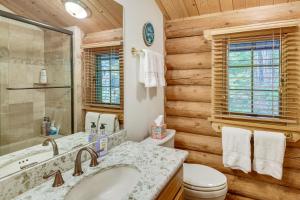 Koupelna v ubytování Along Big Wood River Hailey Family Cabin with Yard + 22 fotografií