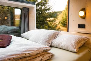 Una cama o camas en una habitación de TinyHouse Rozbřesk DayBreak