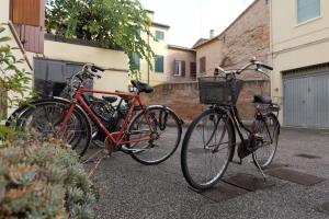 two bikes parked next to each other on a street at Mentana Flat, Centro Storico in Ferrara