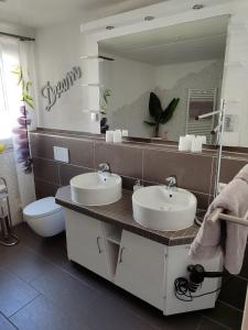 Ένα μπάνιο στο Ferienwohnung Fraenkisches Paradies