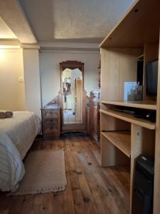 una camera da letto con un letto e una scrivania con una televisione di Happy Home Levens a Levens