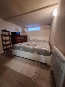 una camera da letto con un letto e una finestra di Happy Home Levens a Levens Altre 64 foto