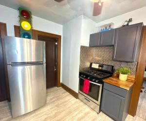 Η κουζίνα ή μικρή κουζίνα στο Near Downtown, Tremont, Ohio City, and central! +28 φωτογραφίες