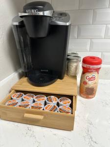 谢尔曼Pool A plus Location PublicLaundryAccess LongStay Discounts的咖啡壶和一盒甜甜圈