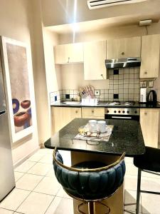 a kitchen with a black counter top in a room at Mapungubwe Diamond's hotel in Johannesburg +46 photos