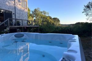 een hot tub in de achtertuin van een huis bij Wellfleet Home in Wellfleet