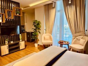 una habitación de hotel con cama y TV y una habitación en The Holton Stays by Bayti, en Rawalpindi