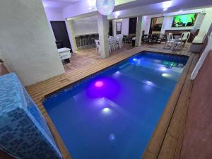 ein Schwimmbecken mit einem Ball in der Mitte eines Raumes in der Unterkunft Salon Milenium in Monterrey