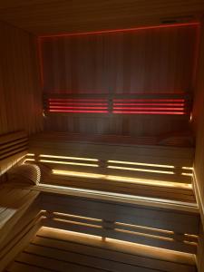 una sauna con panca con luci di Magnet Lux Zlatibor 