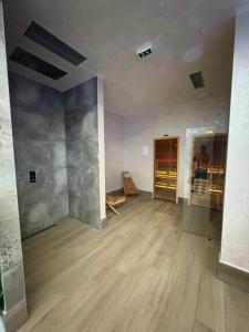 una stanza vuota con un pavimento in legno e una stanza con di Magnet Lux Zlatibor 