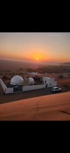 Η ανατολή ή δύση του ηλίου όπως φαίνεται από αυτό το ξενοδοχείο ή από εκεί κοντά