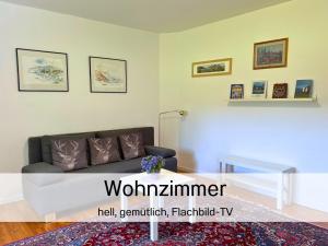 a living room with a couch and a table at Salzkammergut Homes Gmunden - Haus im Grünen, Ruhe, großer eingezäunter Garten - ideal für Familien und Hunde in Pinsdorf +32 photos