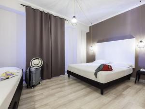 Un pat sau paturi într-o cameră la ibis styles Trani +71 fotografii