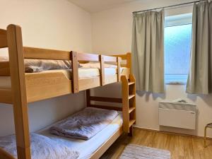 Postel nebo postele na pokoji v ubytování Salzkammergut Homes Gmunden - Haus im Grünen, Ruhe, großer eingezäunter Garten - ideal für Familien und Hunde