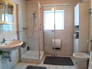 a bathroom with a shower and a sink at Salzkammergut Homes Gmunden - Haus im Grünen, Ruhe, großer eingezäunter Garten - ideal für Familien und Hunde in Pinsdorf